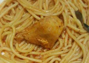 مكرونه بالصلصة الحمراء والدجاج