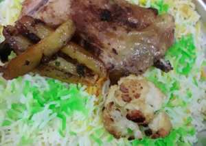 رز ملون مع دجاج مشوي مع الخضار