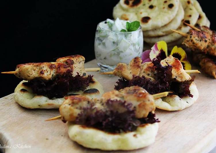 دجاج سوفلاكي مع صلصة التزاتريكي وخبز البيتا المنزلي