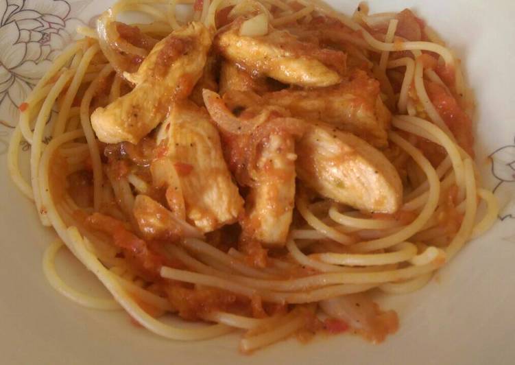 باستا مع صدر الدجاج بالبندورة