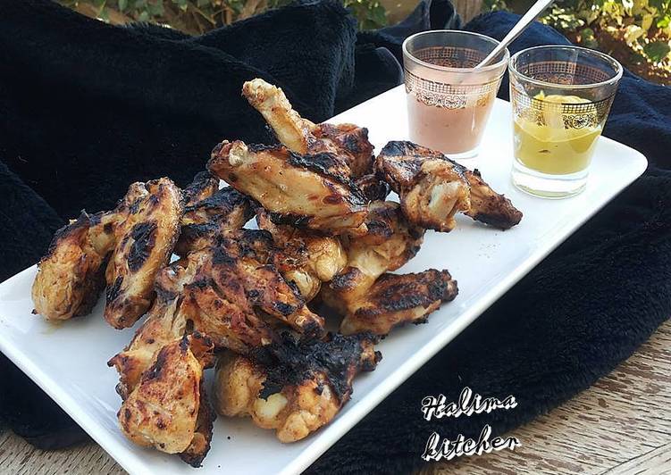 أجنحة دجاج مشوية على الفحم
