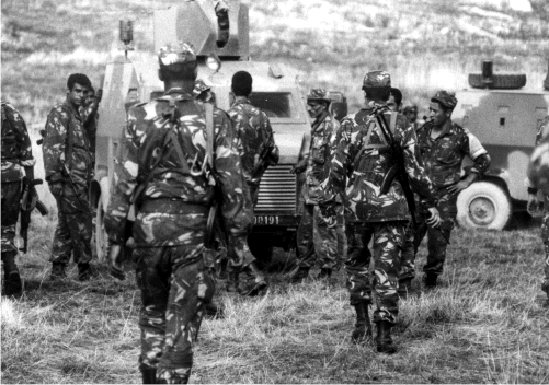 فيما تحاصر قوات الجيش مجموعة إرهابية وتدمر 6 مخابئ بجبال سكيكدة