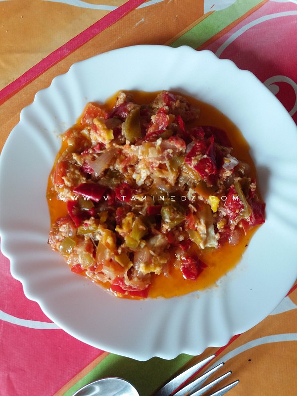 Tchekhtchoukha tlemcenienne aux poivrons, tomate et oeufs