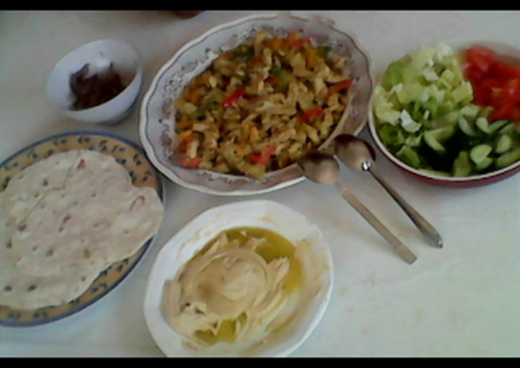 شاورما الدجاج مع سلطة البصل بالسماق