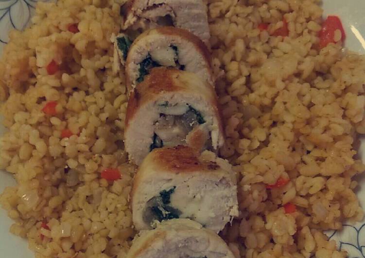 رول صدر الدجاج المشوي مع البرغل المفلفل