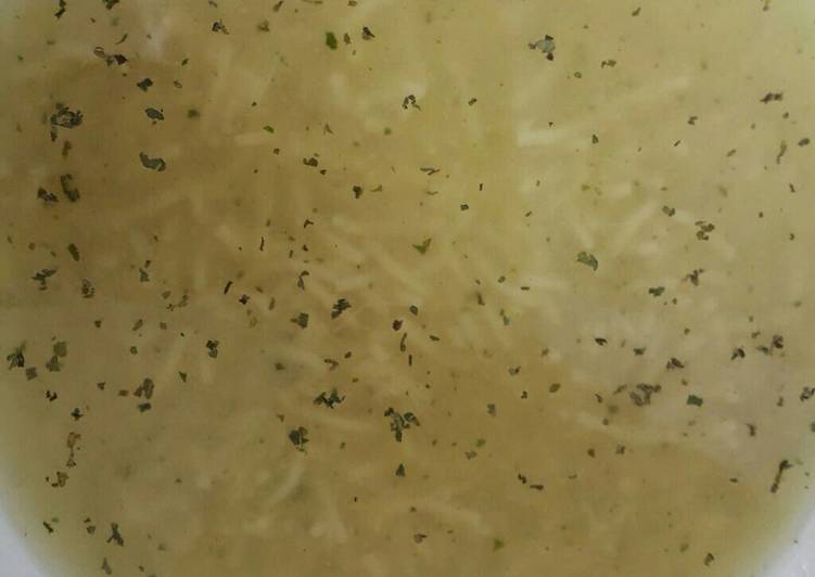 شوربة الشعيرية بالدجاج