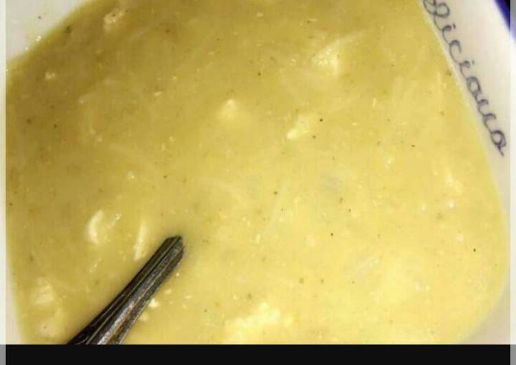 شوربه عدس اصفر بالكريمه والفراخ 😋