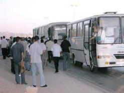 اكتظاظ كبير بمواقف الحافلات يثير سخط السكان بالوادي                                    تفاقم وضعيتها المتردية يحرم عشرات العمال من الالتحاق بأماكن عملهم