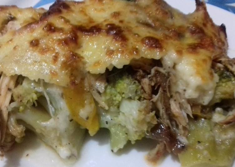 بروكلى بالفراخ والبشاميل والفلفل الملون