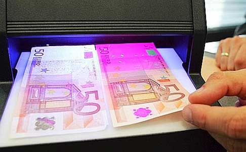 الدرك يضع حدا لنشاط شبكة دولية لتزوير العملة الصعبة و يحجز 3 ملايين أورو                                    عين تموشنت