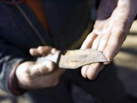 Il se retrouve amputé de 4 doigts de la main                                    A cause d'un portable