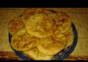 فطائر محشوة بقطع الدجاج والخضرة