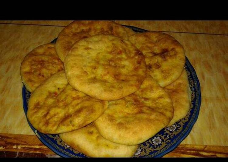 فطائر محشوة بقطع الدجاج والخضرة