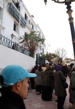 ملاك سكنات بشارع رومانيا يعتصمون أمام ديوان الوالي