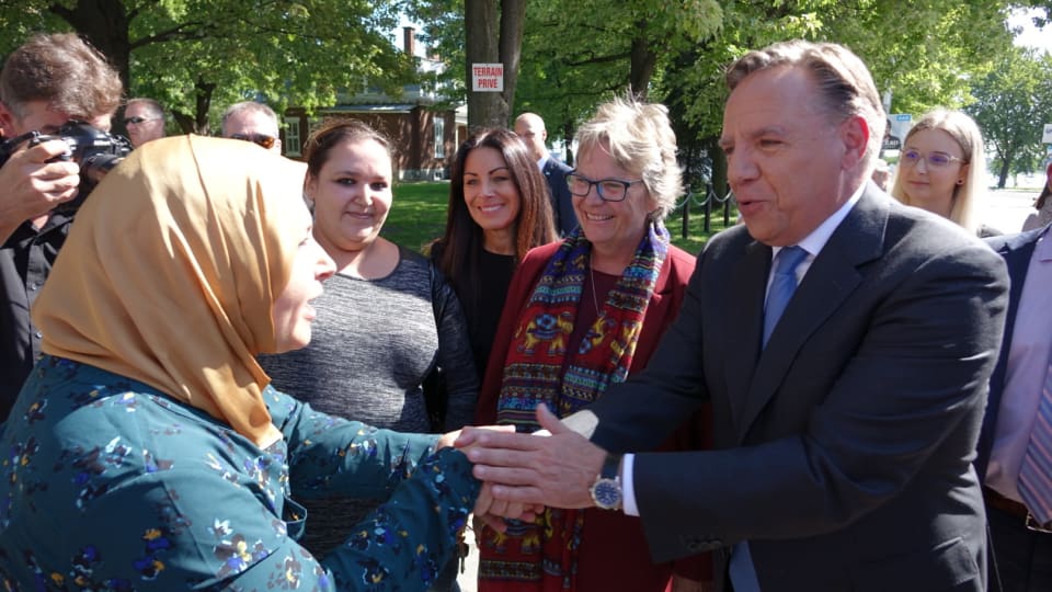 في غضون ساعات قليلة..... حكم قضائي يجيز ارتداء الحجاب داخل المحكمة في كيبيك وتحذير رسمي يمنع الرموز الدينية ويهدد الموظفين الممتنعين بالطرد