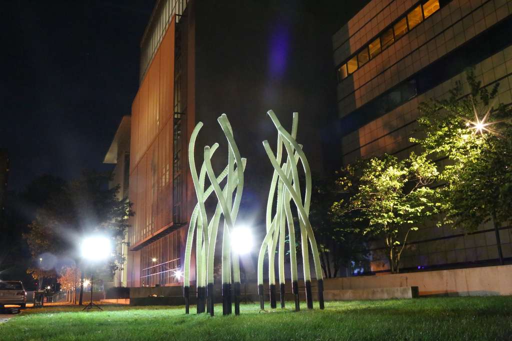 Des robots qui érigent des colonnes en fibre de verre