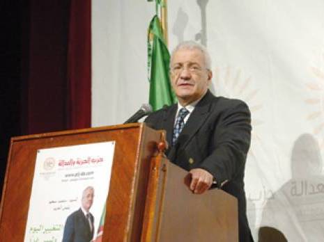 «Echec des partis qui ont dominé la scène politique»                                    Le président du PLJ lors d'un meeting populaire à Alger