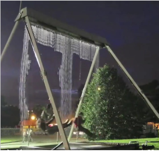 Balançoire cascade innovante ne vous fera pas mouiller.