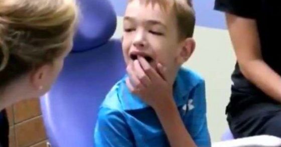 MUET DEPUIS TOUJOURS, UN ENFANT SE MET À PARLER… CHEZ LE DENTISTE !