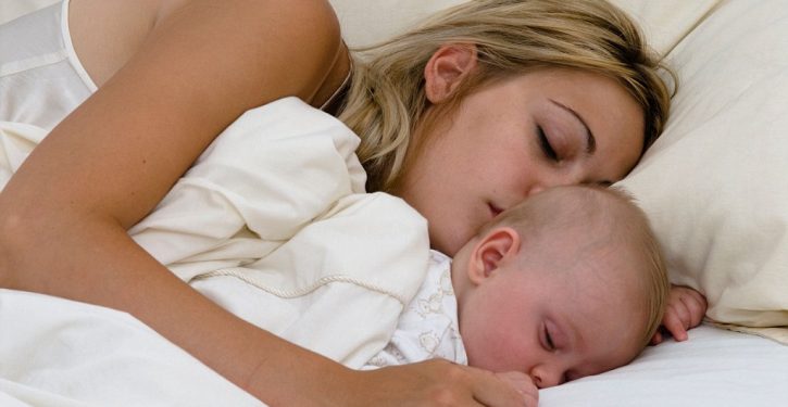 C’est officiel : Les bébés doivent dormir avec leur mère jusqu’à l’âge de 3 ans