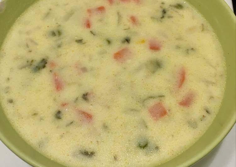 شوربة دجاج بالخضار والكريمة