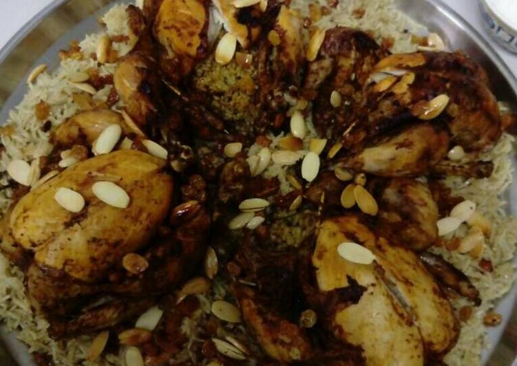 دجاج محشي مع أرز المندي بنكهة الفحم