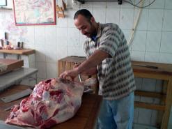 سعر الذبح والسلخ وصل إلى 1500 دج وتقطيع الأضحية مقابل 700 دج                                    جزارون يعرضون خدماتهم أيام العيد بباتنة