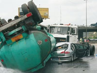 Trop de sang coule sur nos routes                                    Accidents : qui mettra fin au massacre '