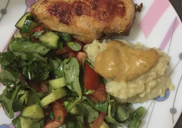 طبق مكون من صدور الدجاج المشوية سلطة فتوش وبطاطس مهروسة وقريڤي