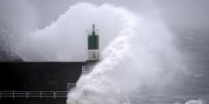 Planète - L'ouragan  zombie  Leslie s'abat sur le Portugal et l'Espagne