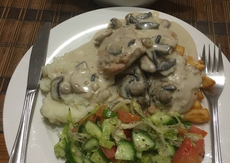 دجاج بالفطر والكريمة مع البطاطا المقلية والسلطة