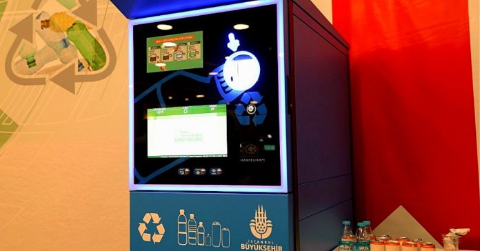 À ISTANBUL, ON RECHARGE SA CARTE DE MÉTRO AVEC DES BOUTEILLES EN PLASTIQUE