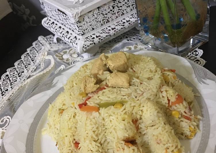 الأرز بمكعبات الدجاج والخضار