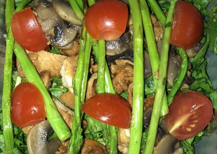 سلطة دجاج بالفطر والهيليون