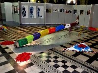 Des élèves montent une oeuvre artistique à la biennale méditerranéenne à Oran