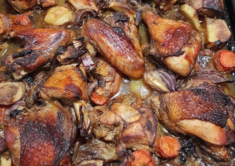 صينية الدجاج والخضار في الفرن