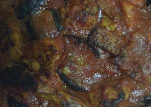 دجاج بالباذنجان والصلصة