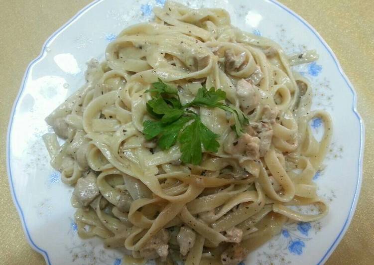 فوتشيني بالدجاج والفطر