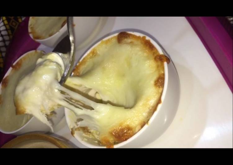 طبق التوست مع الدجاج و جبن الموزورولا