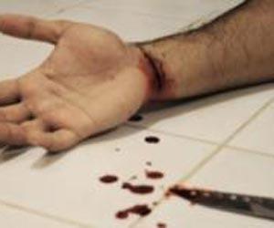 23 شخصا حاولوا الانتحار بمقرات بلديات بتيزي وزو بسبب قفة رمضان                                    فيما شنق رب أسرة نفسه بسبب حرمانه من القفة الرمضانية