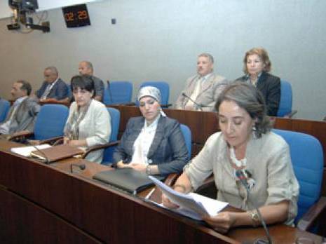 Derrière chaque homme, il n'y a pas une femme                                    Candidatures féminines aux législatives du 10 mai