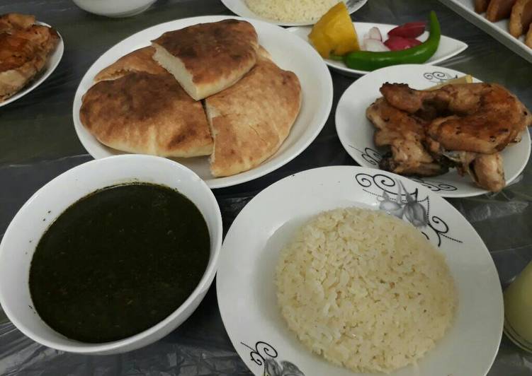 الملوخية بالدجاج مع الرز