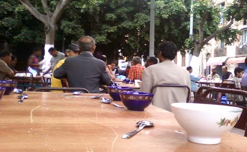 136 وجبة ساخنة يوميا للمعوزين على الهواء الطلق                                    مبادرة أنصار جمعية وهران وسكان البلاطو