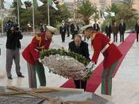 Le président Bouteflika se recueille à la mémoire des martyrs de la guerre de libération nationale