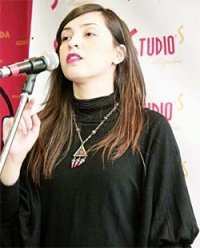 « La chanson, c'est ma vie »                                    Amel Ibeddouzen, chanteuse chenwie