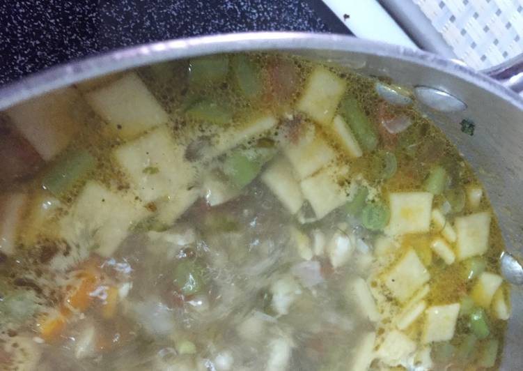 شوربة الخضار بالباستا والدجاج