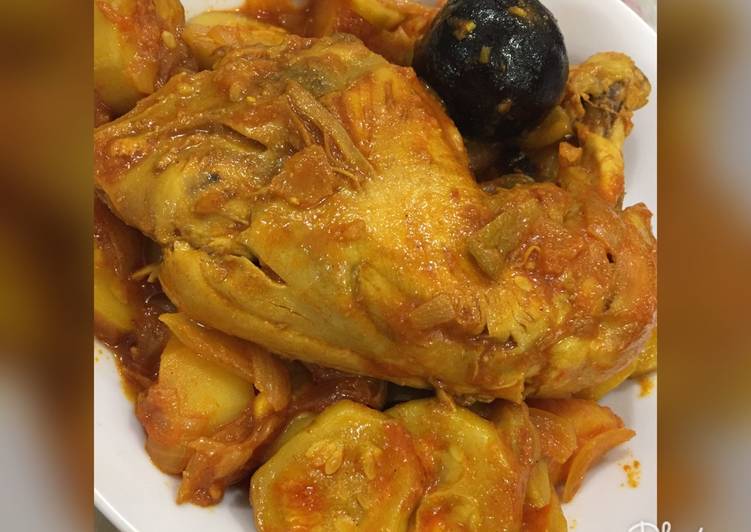 يخنة دجاج بالكوسا والكاري