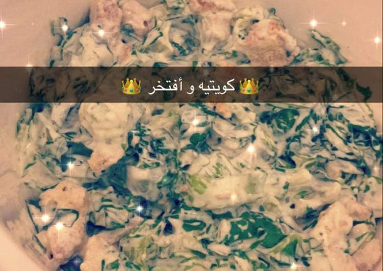 سلطة السيزر مع قطع الدجاج