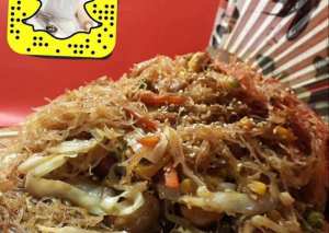 نودلز الدجاج بالخضار