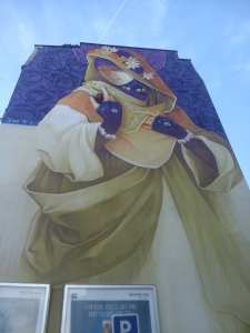 Mood, tu te caches derrière le rideau de soie, tu te remplis les poches de plomb,et tu crois t'envoler et  atteindre les cieux,